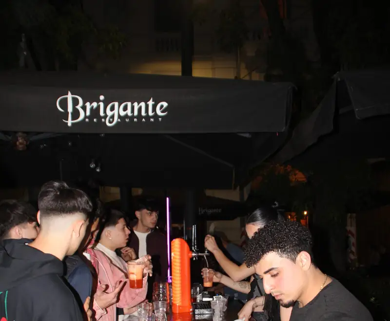 Il bancone sotto l’ombrellone con l’insegna Brigante