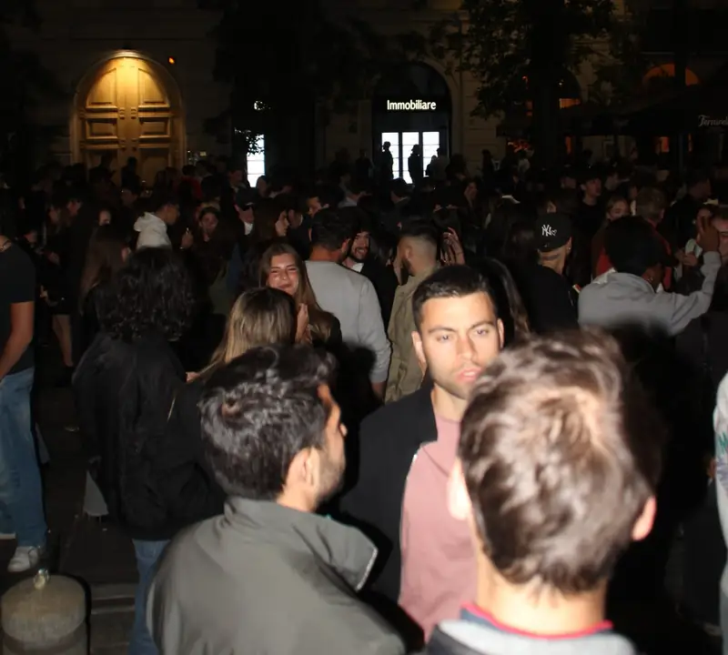 La folla della serata in piazza, di notte